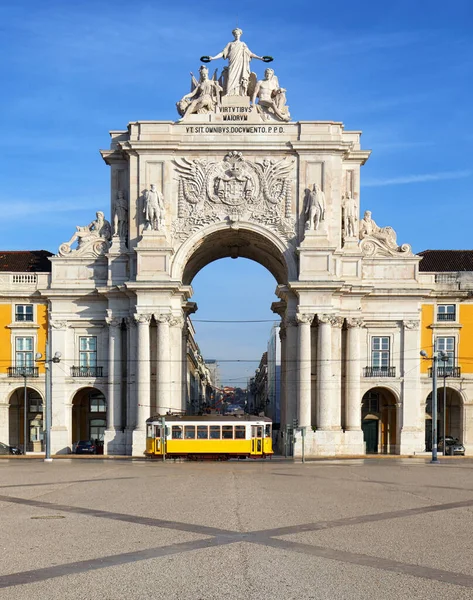 Praca Comercio Con Tranvía Amarillo Lisboa Portugal —  Fotos de Stock