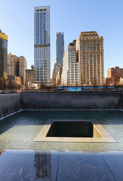 New York Şehri - 15 Nisan 2016 'da New York' taki One World Trade Center ve anıt alanı