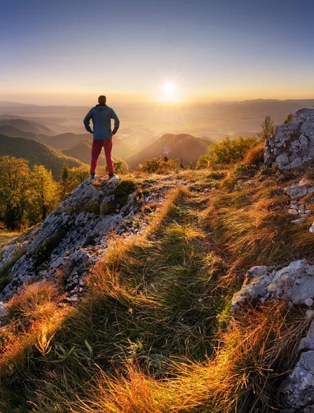 Visão Traseira Silhueta Jovem Turista Viajante Homem Com Belo Amanhecer — Fotografia de Stock