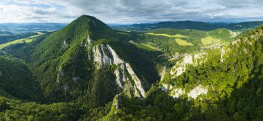 Slovakya Ormanı bahar günbatımında dağlı Panorana manzarası