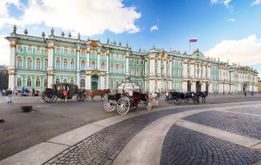 Saint Petersburg, Rusya - 15 Ağustos 2018: Güzel taşıma sarayının kare Saint Petersburg, Rusya'nın çok sayıda turist arasında duran bir atı ile