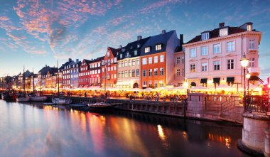 Kopenhag 'ın Büyüsü, Nyhavn' da Danimarka. İkonik kanal, renkli bir sabah alacakaranlığı ve nefes kesici su yansımaları..