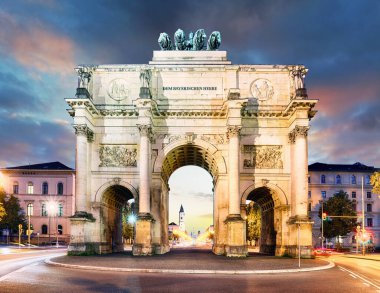 Siegestor (Zafer Kapısı) Münih şehir merkezinde zafer kemeri, Almanya 