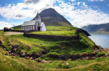 Faroe Adaları 'ndaki Vidoy Adası' ndaki Vidareidis Kilisesi. Taş kilise 1891-1892 yılları arasında inşa edildi.