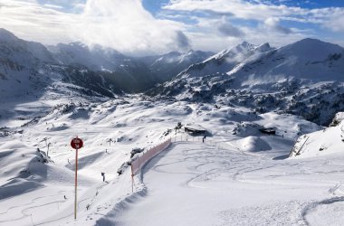 Karlı dağ sıralarında güzel manzara ve Avusturya 'da kayak yamacında Alpler, kışın Obertauern