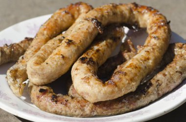 Açık ateşte pişmiş kavrulmuş tavuk sosis