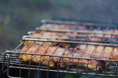 Açık yangın ile ızgara et ve patates süreci