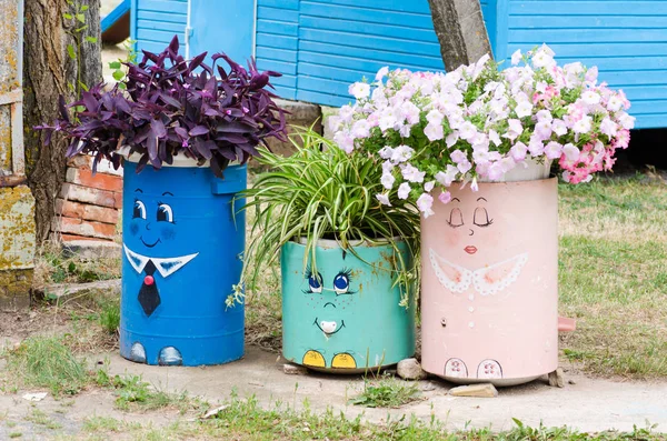 Çiçek ile bahçede ahşap tencere tutucu