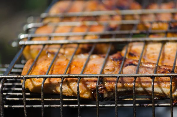 Açık yangın ile ızgara et ve patates süreci