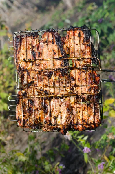 Açık yangın ile ızgara et ve patates süreci