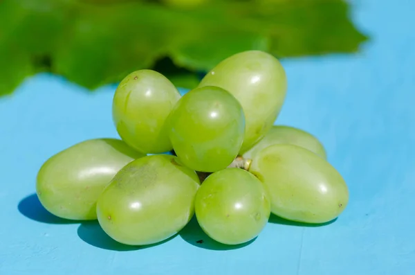 Reife Traubenbeeren Auf Dem Brunch Auf Dem Blauen Tisch — Stockfoto