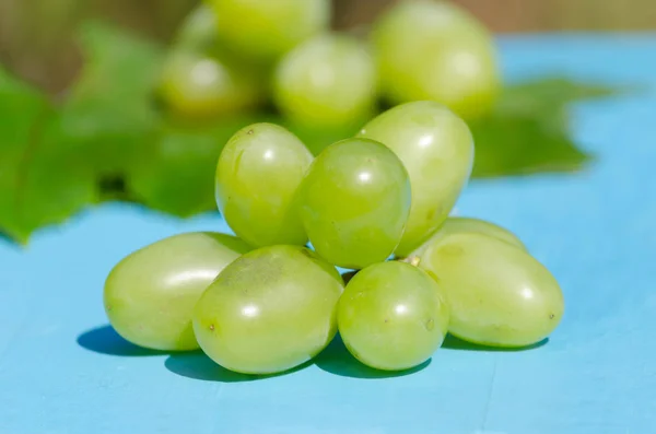 Reife Traubenbeeren Auf Dem Brunch Auf Dem Blauen Tisch — Stockfoto