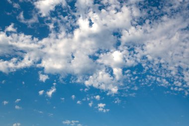 Mavi yaz gökyüzünde beyaz bulutlar