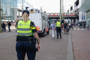 Lahey, Hollanda, Haziran-28-2020: Polis, Lahey kentindeki Hollanda hükümetinin aldığı tecrit tedbirlerini protesto eden insanları durdurmak için bölgeyi kordon altına aldı