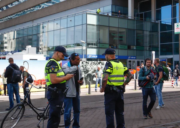 Lahey, Hollanda, Haziran-28-2020: Polis, Lahey kentindeki Hollanda hükümetinin aldığı tecrit tedbirlerini protesto eden insanları durdurmak için bölgeyi kordon altına aldı