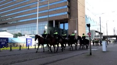 Lahey, Hollanda, Haziran-28-2020: Polis, Lahey kentindeki Hollanda hükümetinin aldığı tecrit tedbirlerini protesto eden insanları durdurmak için bölgeyi kordon altına aldı