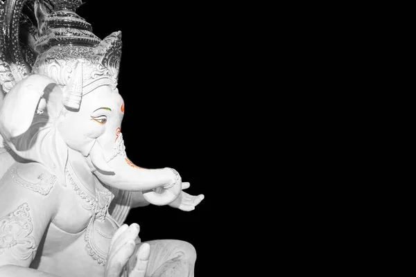 Yıllık festivale hazırlanan Hindu bir tanrı Ganesh putunun izole edilmiş görüntüsü.