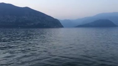 Lake Iseo İtalya ve dağlar uzaktan görünümü