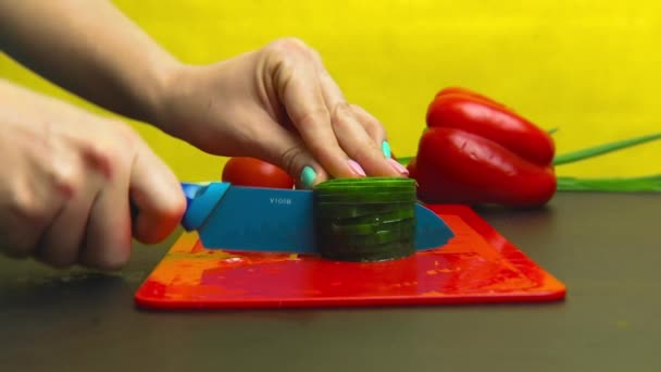 Una Ragazza Con Una Manicure Colori Taglia Anelli Cetriolo Con — Video Stock