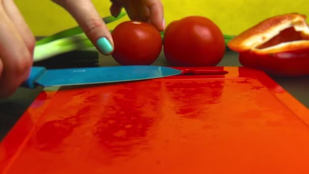 Menina Corta Tomate Meio Com Uma Faca Azul Uma Placa — Vídeo de Stock