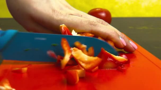 Bir Kız Kırmızı Plastik Kesme Tahtasında Mavi Bıçaklı Salata Için — Stok video