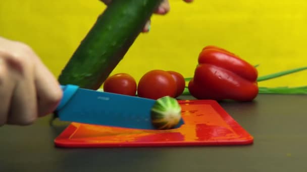 Una Chica Con Una Manicura Color Corta Pepino Con Cuchillo — Vídeos de Stock