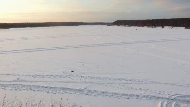 Kvadrokoptéra Letí Nad Dívky Dlouhých Růžová Péřová Bunda Plastovou Šálkem — Stock video