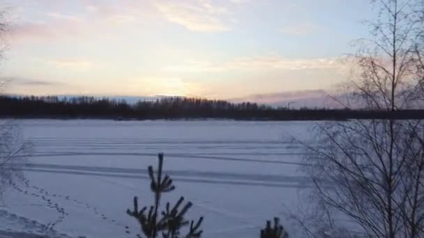 Quadcopter Vliegt Een Met Sneeuw Bedekte Meer Bij Zonsondergang Winter — Stockvideo