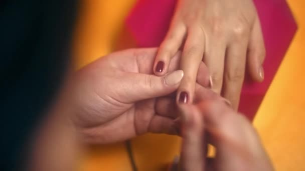 Master Sprawia Manicure Czerwony Żel Paznokci Szczelnie Góry Kolorowe Tło — Wideo stockowe
