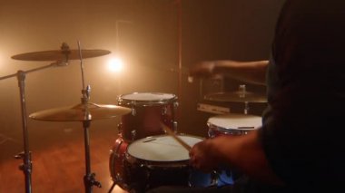 erkek davulcu, kırmızı davul seti ve mavi tuzak davul bir paradiddle ders, prova stüdyosunda, düşük ışık