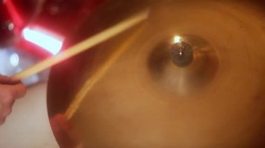 Davulcu davul tabağına vurur, davullar salıncak caz dersi, yakın çekim