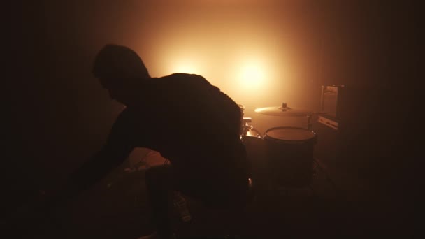 Силуэт Барабанщика Тёмной Туманной Комнате Напротив Прожекторов Готовящегося Начать Играть — стоковое видео