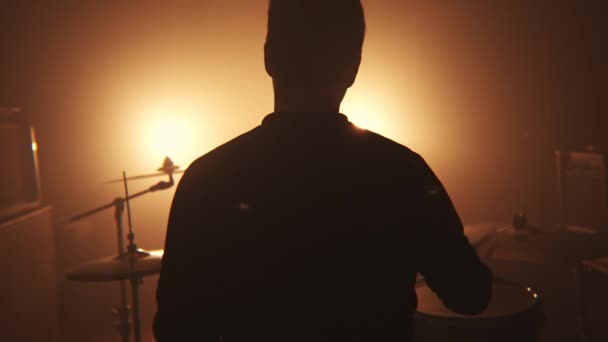 Закрыть Силуэт Мужчины Барабанщика Играющего Джаз Барабане Тёмной Туманной Комнате — стоковое видео