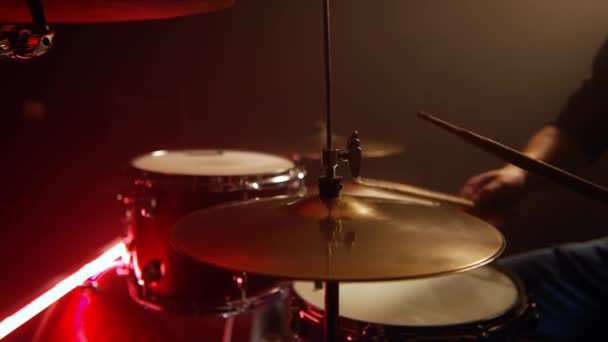 Batterista Maschio Suonare Lezione Cappello Set Tamburi Rossi Rullante Blu — Video Stock
