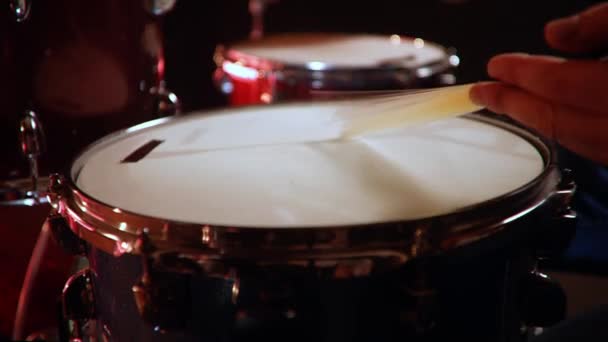 Schlagzeuger Jazzunterricht Percussion Drumsticks Trommelwirbel Auf Snare Probenstudio Auf Rotem — Stockvideo