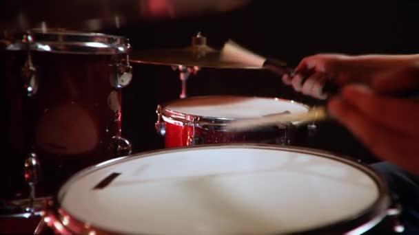 드러머 드럼에 리허설 스튜디오를 스네어에 브러시 스틱의 고전적인 — 비디오