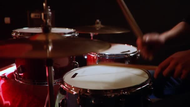 Batterista Maschile Una Lezione Jazz Set Batteria Rossa Rullante Blu — Video Stock