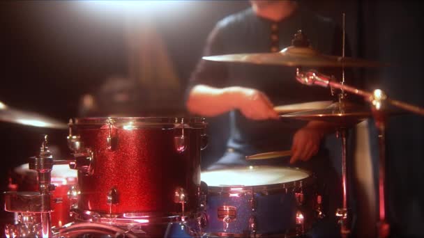 男鼓手 在红鼓集和蓝色鼻鼓的爵士乐课 在排练室 — 图库视频影像