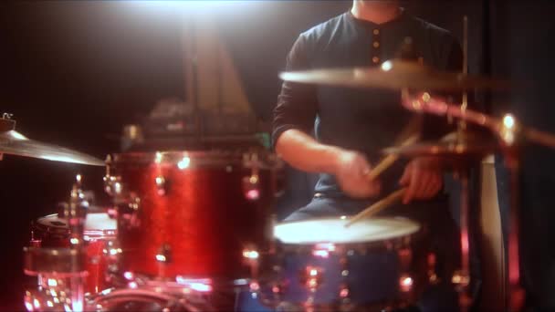 Чоловічий Барабанщик Джазовий Урок Червоному Барабані Синій Барабан Репетиційній Студії — стокове відео
