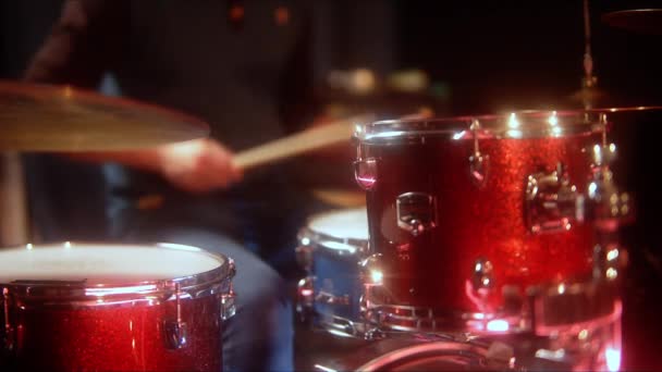 Baterista Tocando Una Lección Jazz Tambor Rojo Sala Ensayo — Vídeo de stock