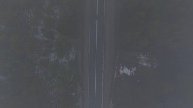 Sisli bir sabah ormanda düz bir yol üzerinde uçan quadcopter, bahar otobüs durağı toplantı. Drone, helikopter