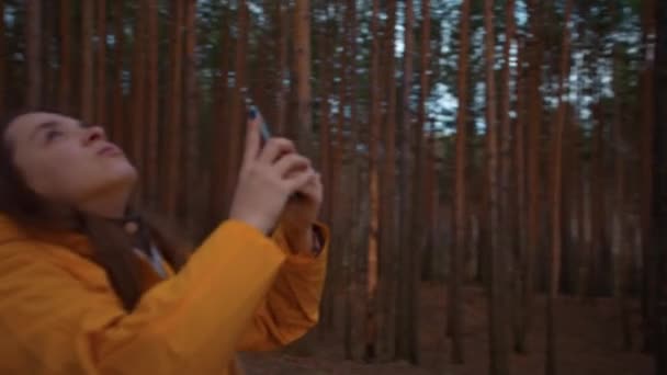 Konsantre Yüz Ifadesi Ile Sarı Ceketli Bir Kız Bir Şey — Stok video