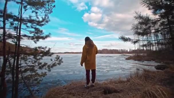 Yaroslavl Rússia Abril 2019 Primavera Uma Mulher Casaco Amarelo Fica — Vídeo de Stock