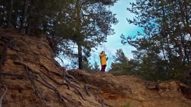 森の渓谷の上に黄色のジャケットの女性は 彼女は雲 春の旅行 自然と美しい青空写真 — ストック動画