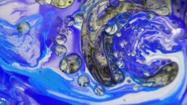 Mavi, mor, beyaz ve gümüş renkli suluboya birbirine karışarak kabarcıklar oluşturur. Renkli yağlı boya güzel desenlere karışır. Soyut arkaplan, sıvı doku, 4k.