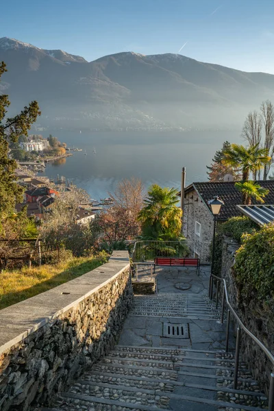 Hermosa vista del lago Maggiore y los Alpes suizos — Foto de Stock