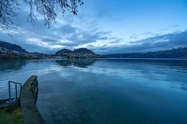 Fantastique vue du soir sur le lac tonnerre en Suisse — Photo