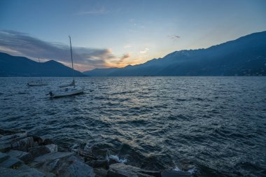 Lake Maggiore Lago Maggiore yakınındaki Ascona, İsviçre gün batımında tekne