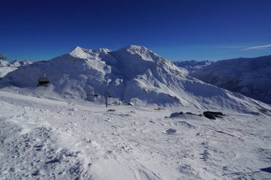 Andermatt dağlarda kış manzara
