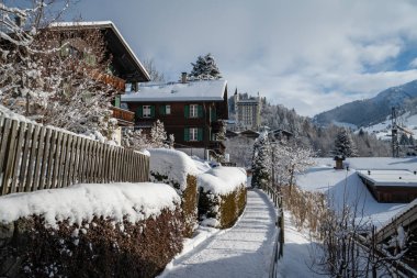 Kar ile kaplı Gstaad Köyü